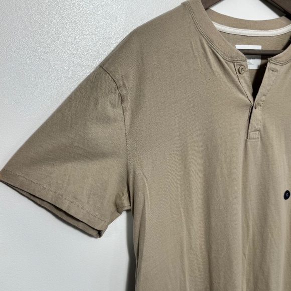 NWT Hollister Men's Relaxed Fit 100% Cotton Short Sleeve Henley Tee Light Tan - Picture 5 of 9